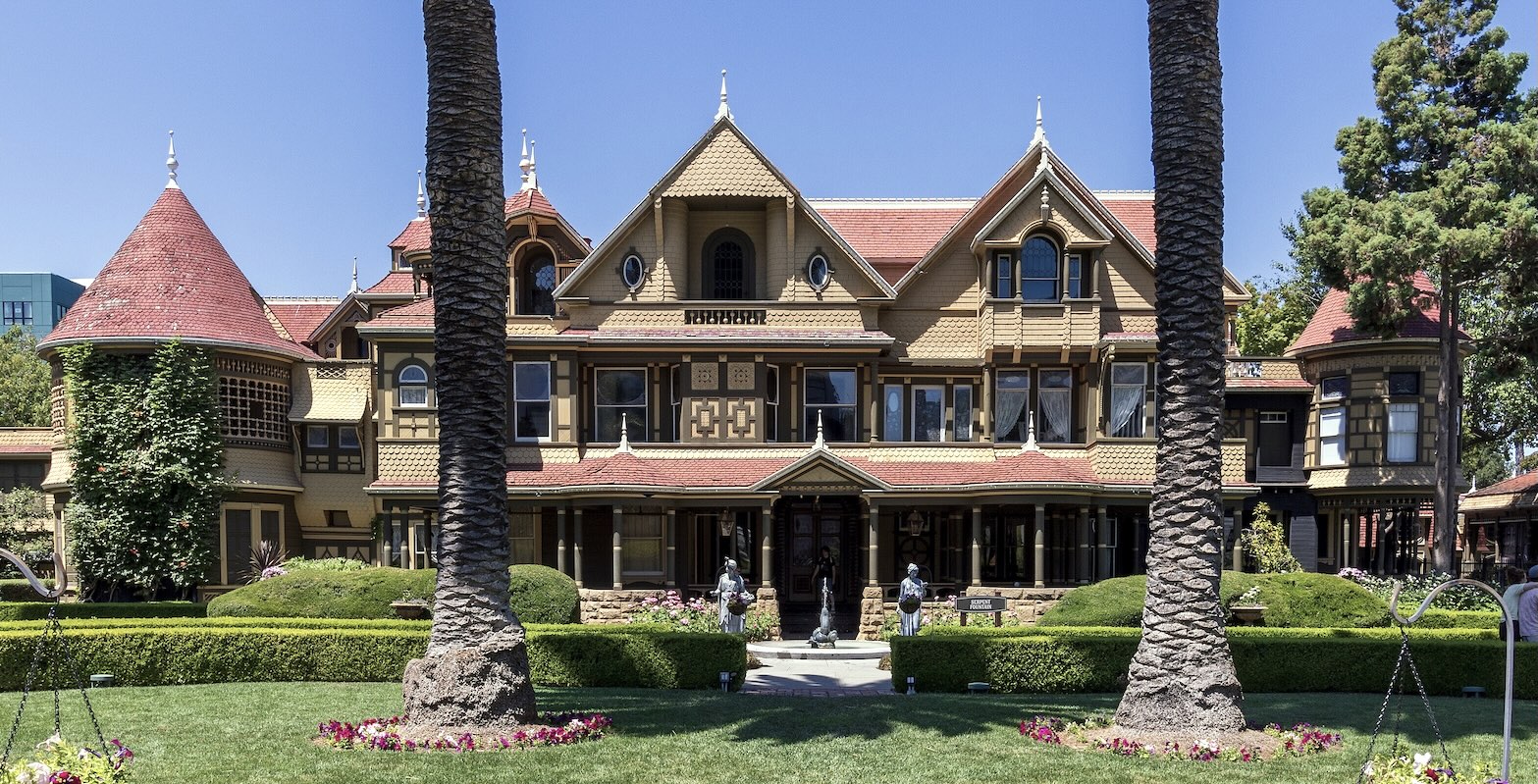 https://commons.wikimedia.org/wiki/File:Winchester_Mystery_House_2023-07-17_02.jpg